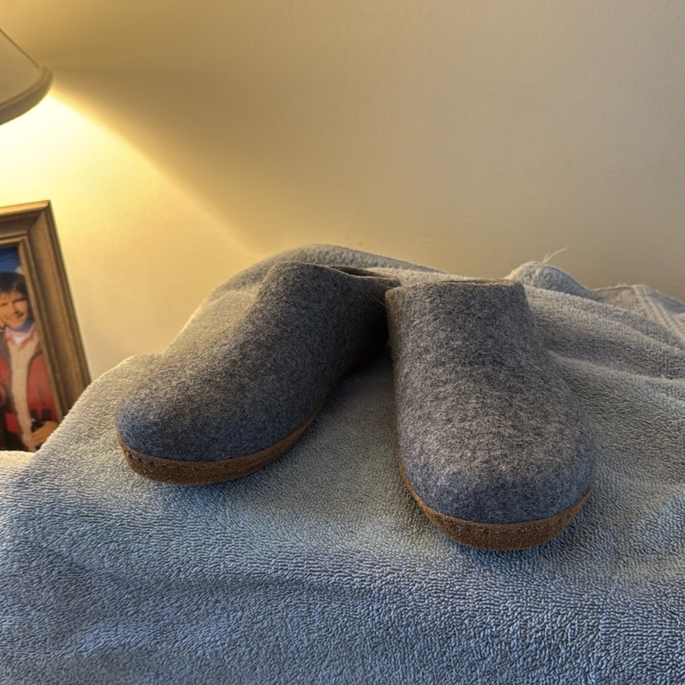 Kyrgies Molded sole- low back Gray size 37 (7-7.5) NWT.